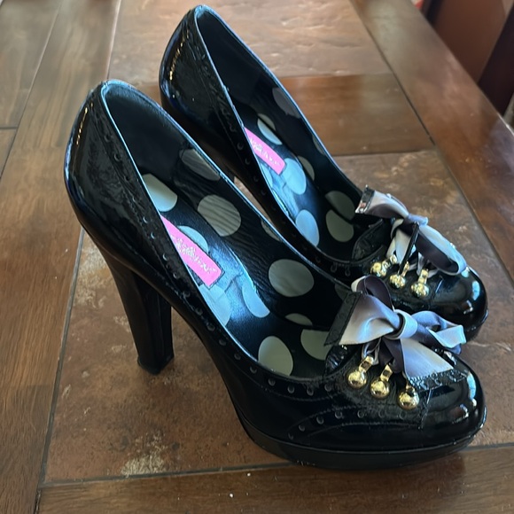 Betsey Johnson Patent Leather High Heels with Gold Accent & Bows!!! - Picture 4 of 12